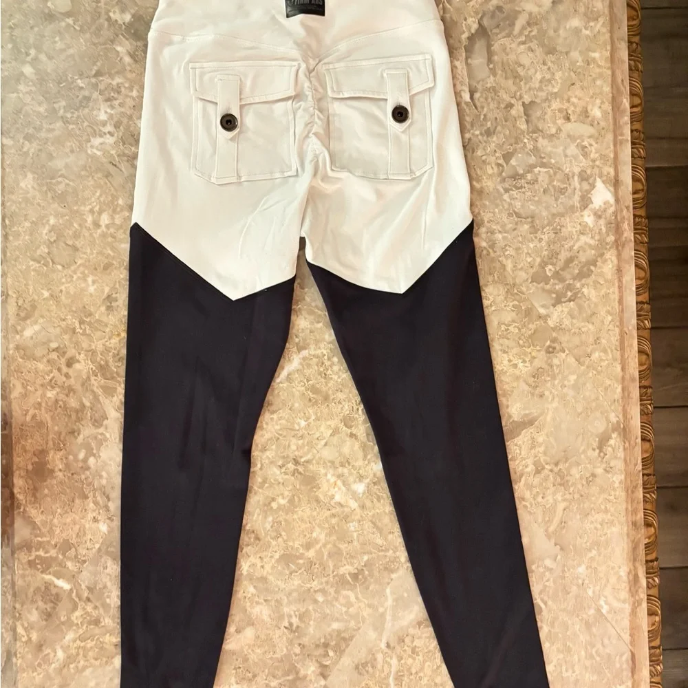 FIRM ABS Stylish White and Black Women's Workout Outfit - Picture 6 of 7